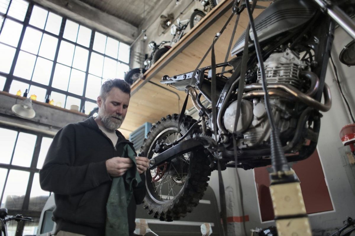 Bike mechanic. Мотоцикл механика. Bike Mechanic School.